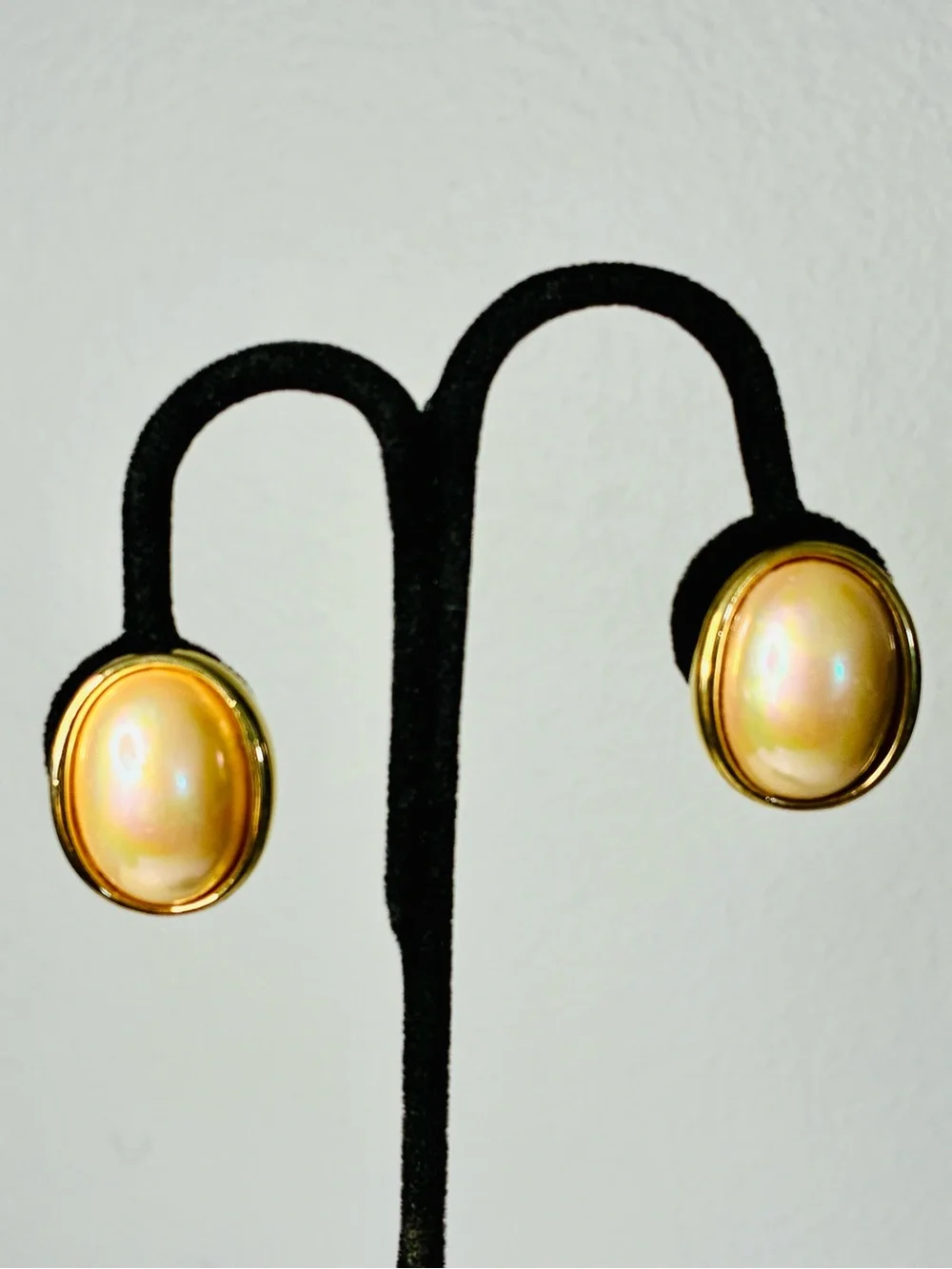 VTG Christian Dior Classic Gold-Tone Pearl Oval Clip-On Earrings Timeless Luxury